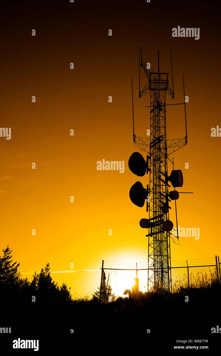Radio und cellular Cell Broadcast Communication Towers und Empfänger Stockfoto