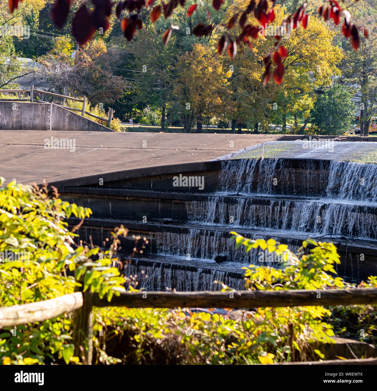 In der Nähe von einem kleinen Fluss Damm im Park im Herbst Stockfoto