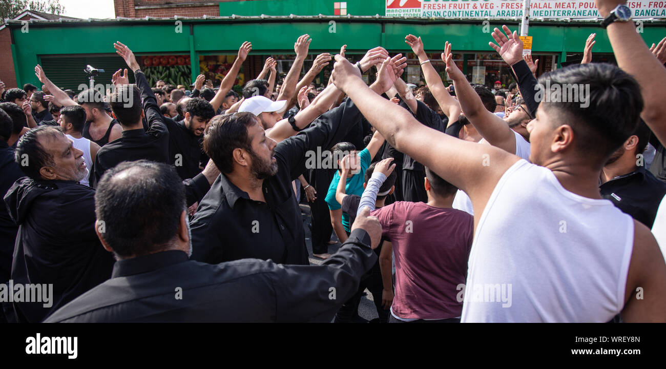 Shia Männer und Jungen emotional ihre Brust schlagen in der ashura Prozession in Rusholme, Manchester, UK, 2019 Stockfoto