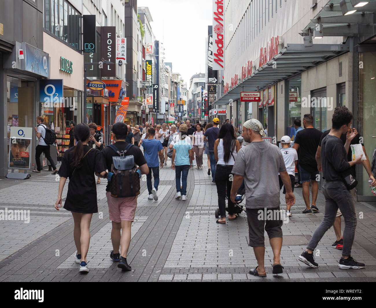 KOELN, Deutschland - ca. August 2019: Menschen in der Hohe Straße (Einkaufsstraße Hohe Straße). Stockfoto