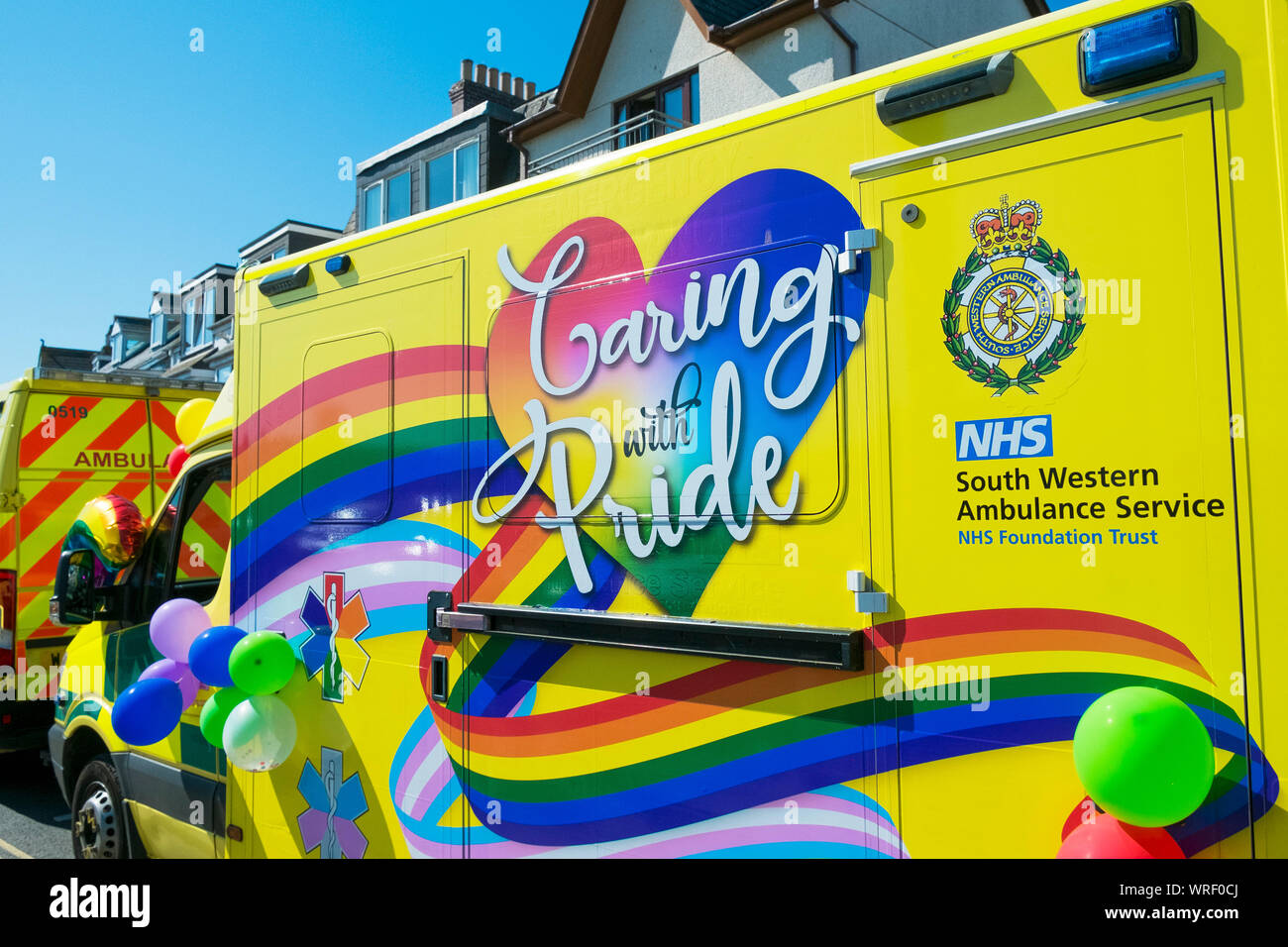 Ein NHS Krankenwagen mit Gay Pride Regenbogen Farben in der Cornwall Gay Pride Parade in Newquay in Cornwall eingerichtet. Stockfoto