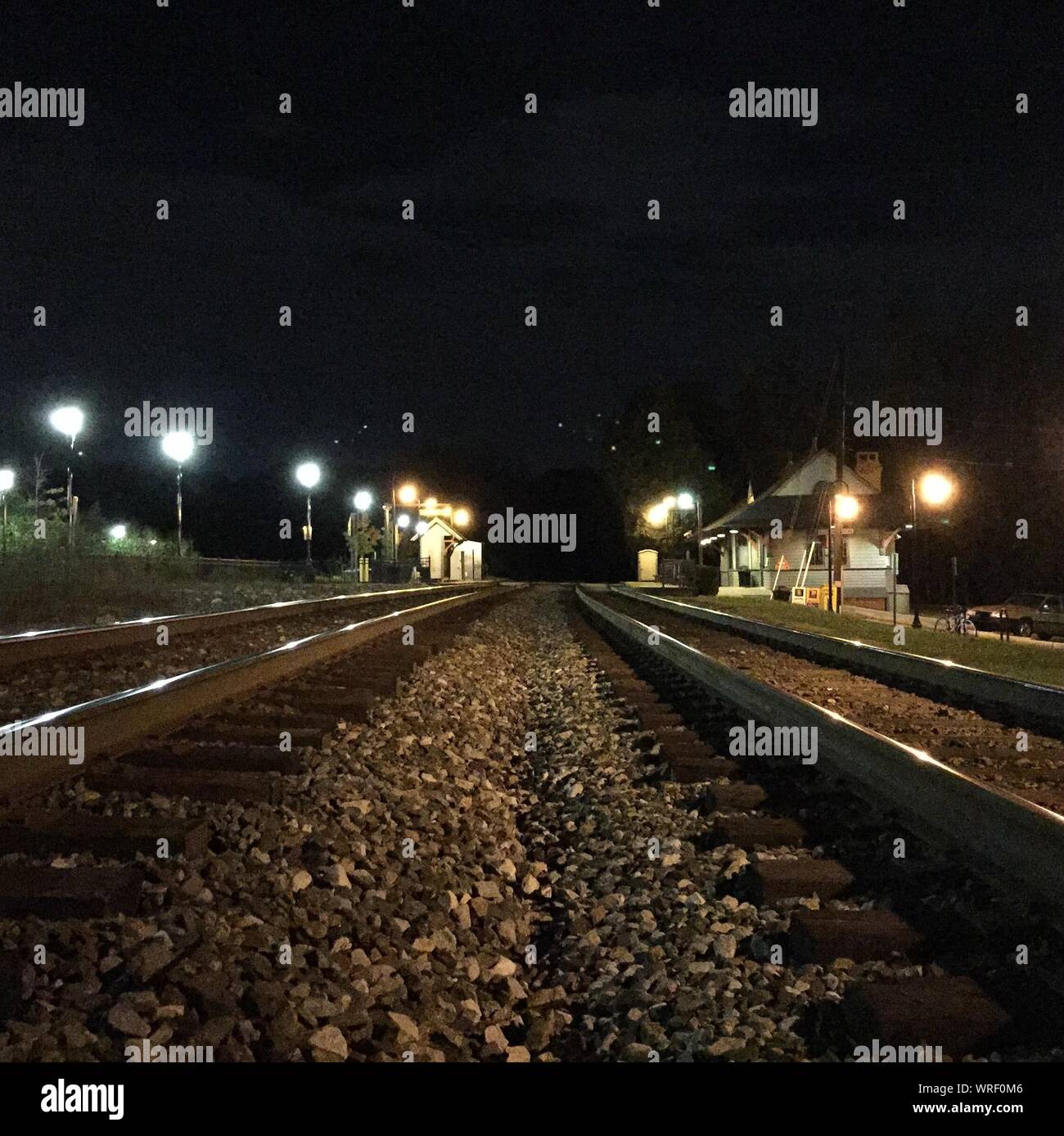 Bahnstrecke in der Nacht Stockfoto
