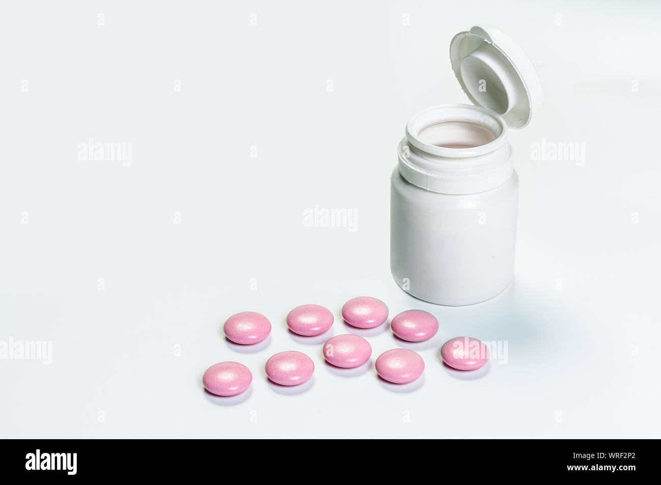 Nahaufnahme von Tabletten und medizinische Flasche auf weißem Hintergrund Stockfoto