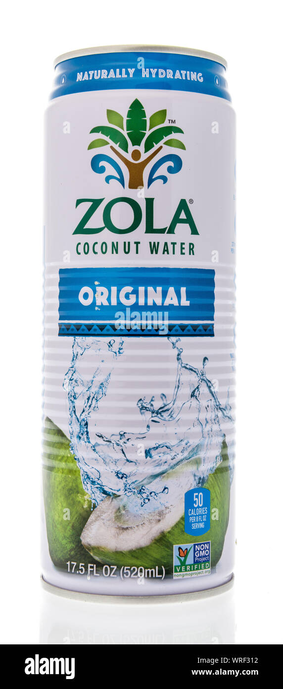 Winneconne, WI - 10. September 2019: eine Flasche Zola Coconut Wasser trinken auf einem isolierten Hintergrund. Stockfoto