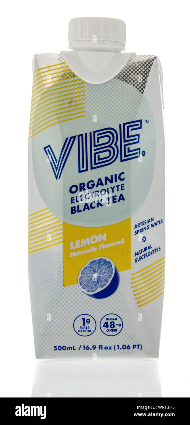 Winneconne, WI - 10. September 2019: eine Flasche Vibe schwarzer Tee mit Zitrone trinken auf einem isolierten Hintergrund. Stockfoto