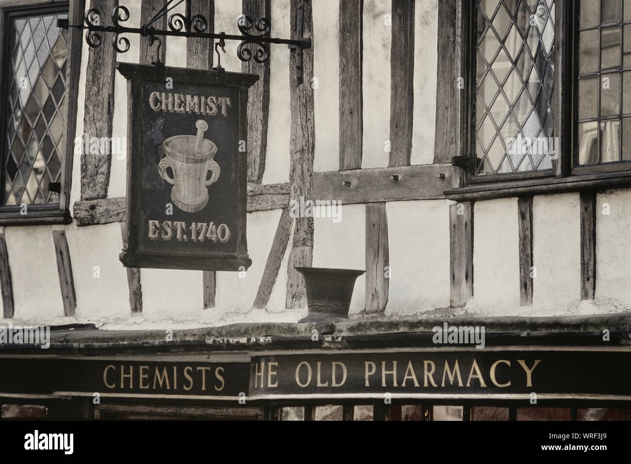 Altes Fachwerkhaus Chemiker Shop im Kampf High Street, East Sussex, England, UK. Ca. 1990 Stockfoto