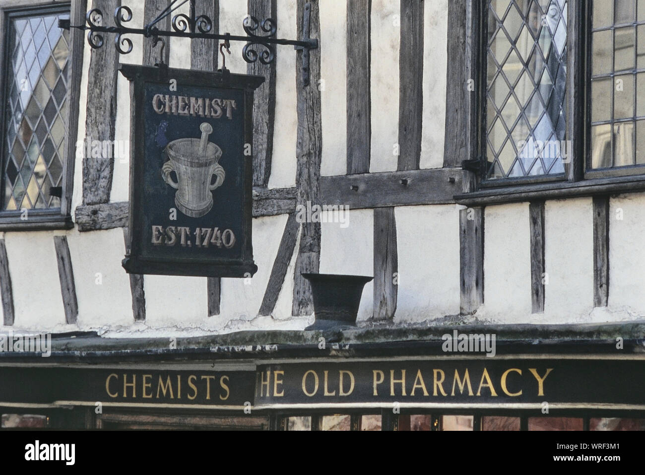 Altes Fachwerkhaus Chemiker Shop im Kampf High Street, East Sussex, England, UK. Ca. 1990 Stockfoto