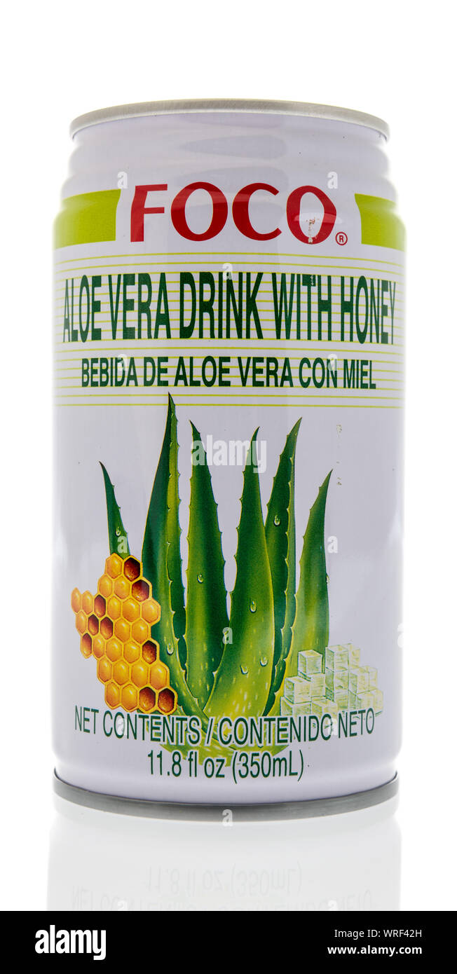 Winneconne, WI - 10. September 2019: eine Flasche Foco Aloe vera mit Honig trinken auf einem isolierten Hintergrund. Stockfoto
