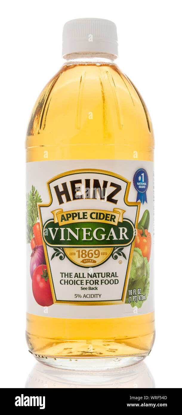 Winneconne, WI - 10. September 2019: Eine Flasche Heinz Apfelessig auf einem isolierten Hintergrund. Stockfoto