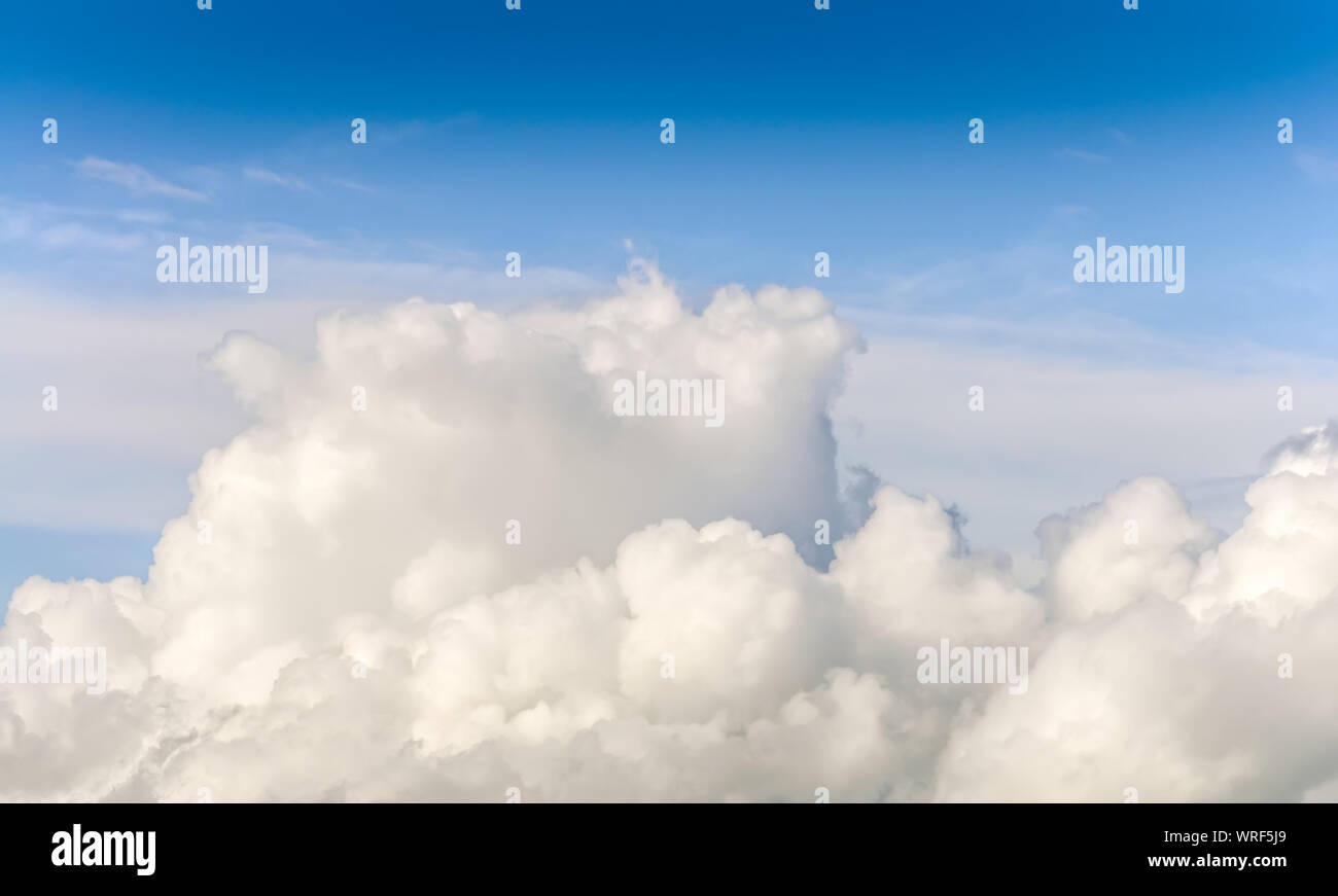 blauer Himmelshintergrund mit Wolken Stockfoto