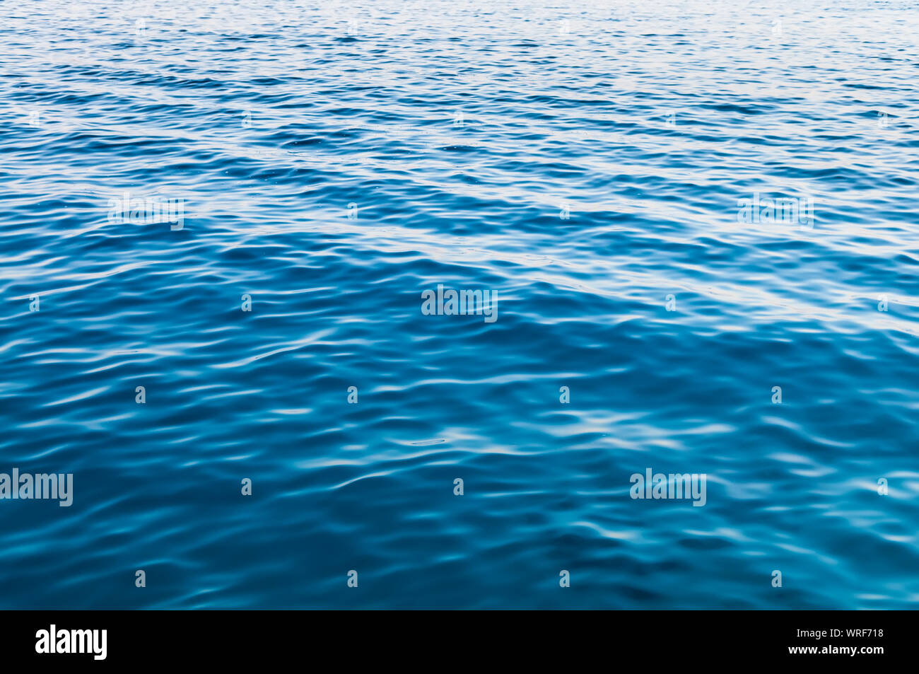 Meer Wasser Oberfläche mit kleinen Wellen. Abstrakte Wasser Hintergrund Stockfoto
