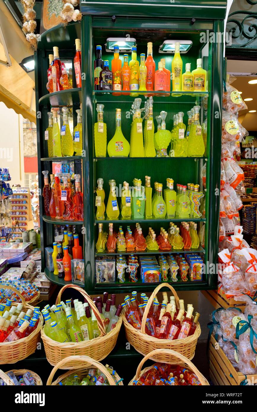 Traditionelle griechische souvenir Getränke, auf Verkauf in einem Laden in der Altstadt von Korfu, Korfu, Korfu, Kerkira, Griechenland, Ionische Inseln Stockfoto
