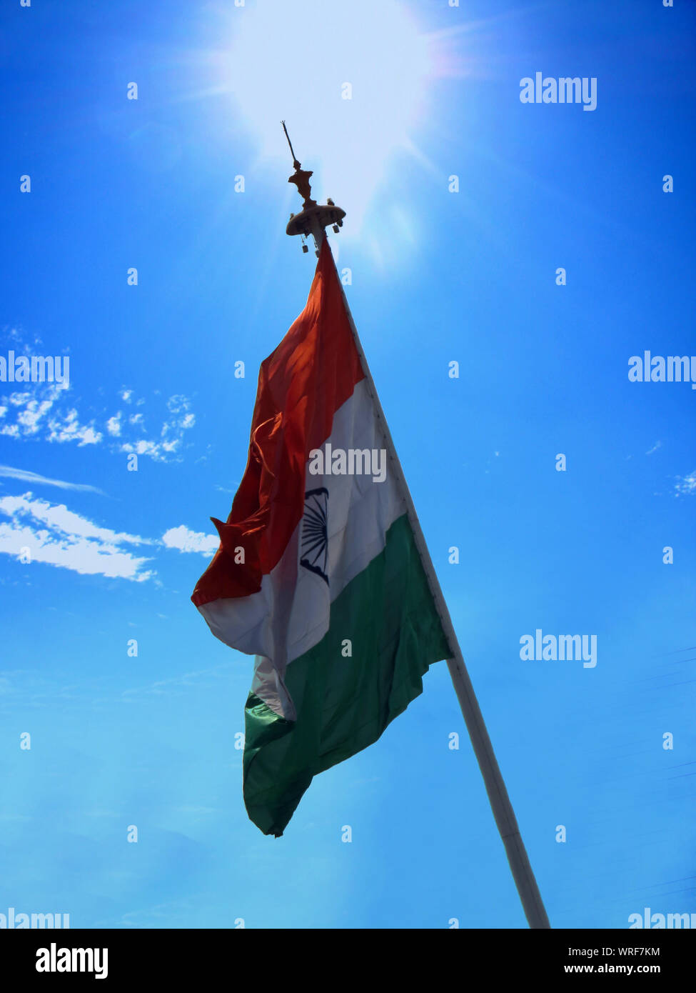 Eine schöne Aussicht auf die Flagge von Indien gegen die hellen Mittagssonne Stockfoto