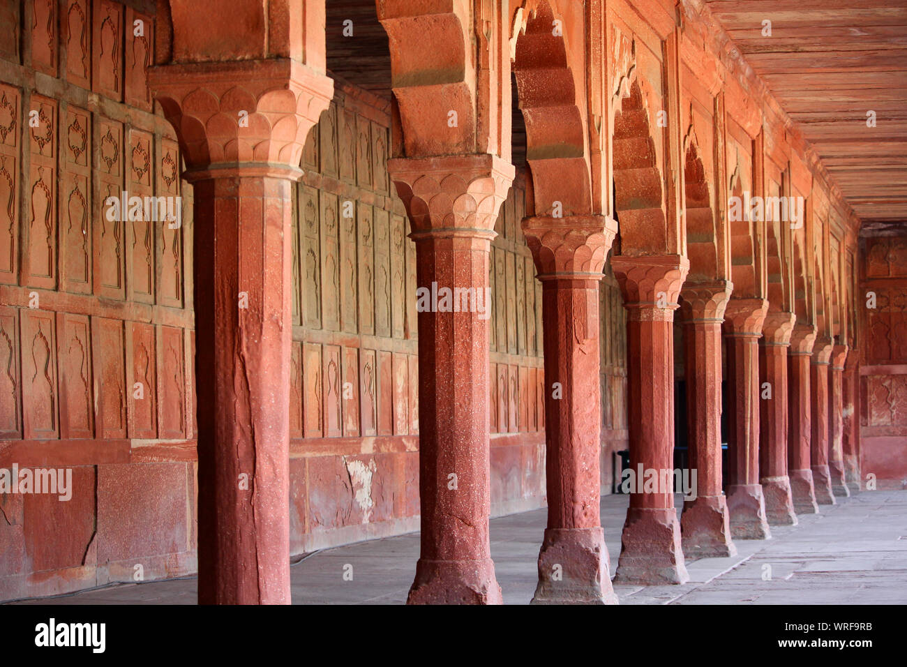 Die Säulen und Bögen in einem alten Fort in der Gestaltung der traditionellen islamischen Architektur. Stockfoto