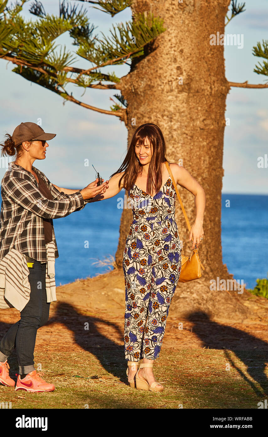 Schauspieler Kestie Morassi mit einer Mannschaft die Vorbereitung zum Film eine Szene von Haus & Weg TV-Serie im Palm Beach, New South Wales, Australien Stockfoto