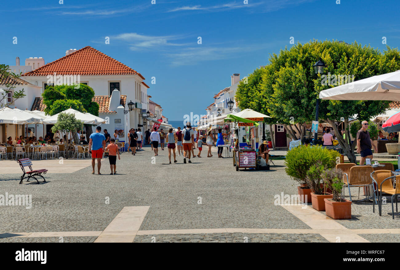 Porto Covo zentralen Platz im Sommer, der Alentejo Küste Stockfoto