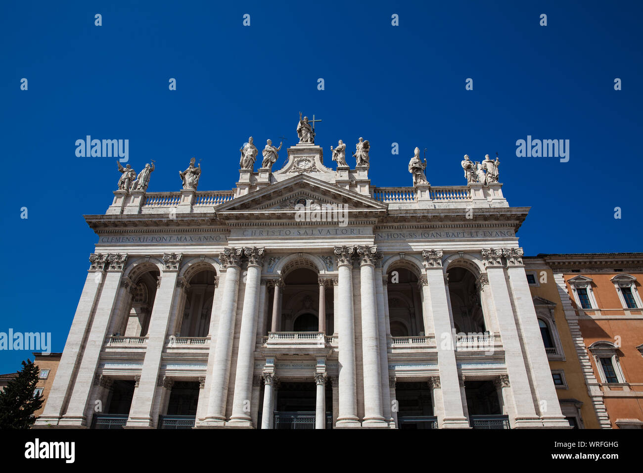 Reich verzierte Fassade des Archbasilica der Lateranbasilika in Rom Stockfoto