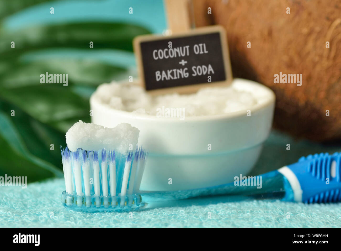 Kokosöl und Backpulver in eine Schüssel geben und mit einer Zahnbürste -  selbstgemachte Zahnpasta Stockfotografie - Alamy
