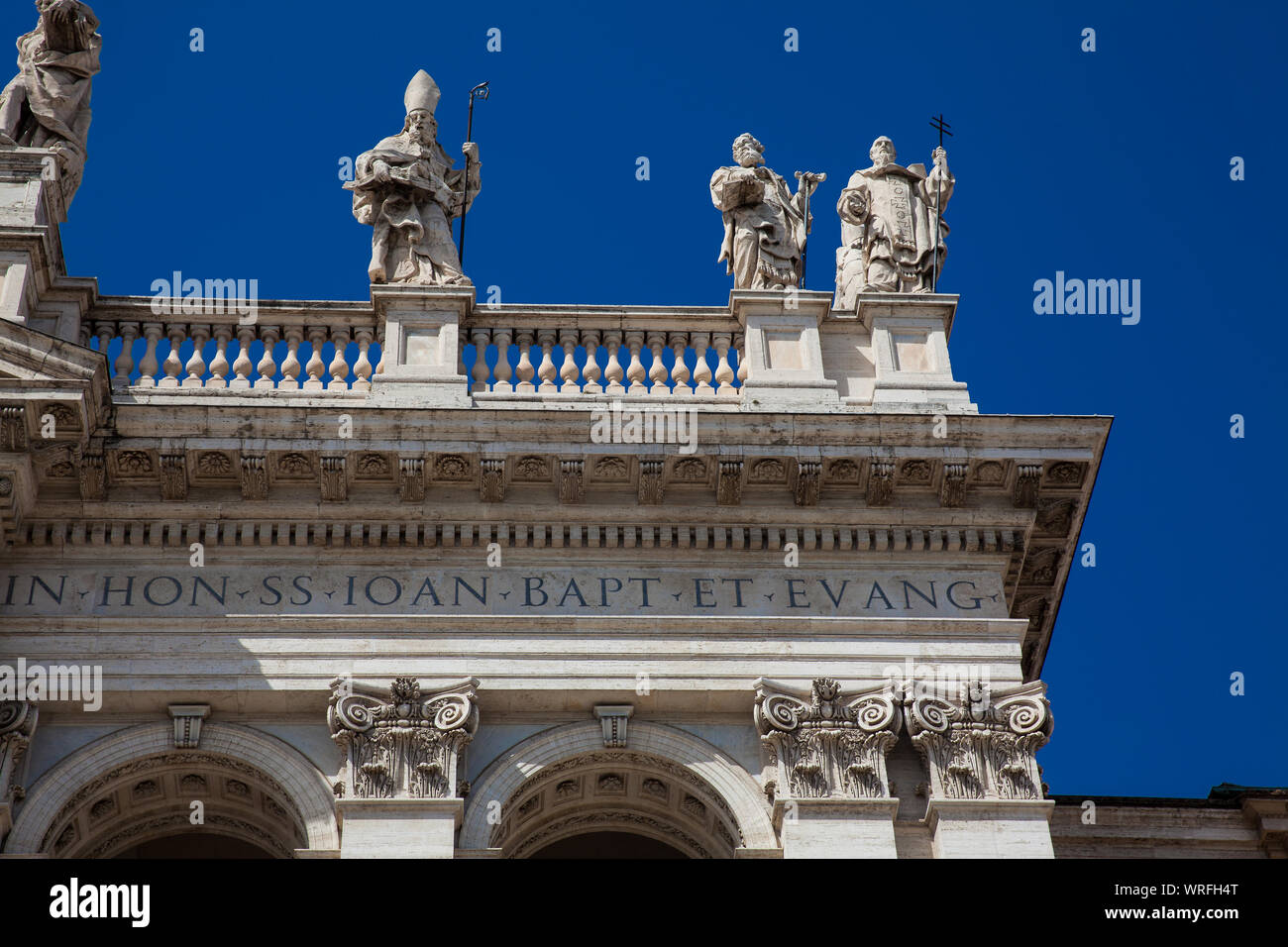 Reich verzierte Fassade des Archbasilica der Lateranbasilika in Rom Stockfoto