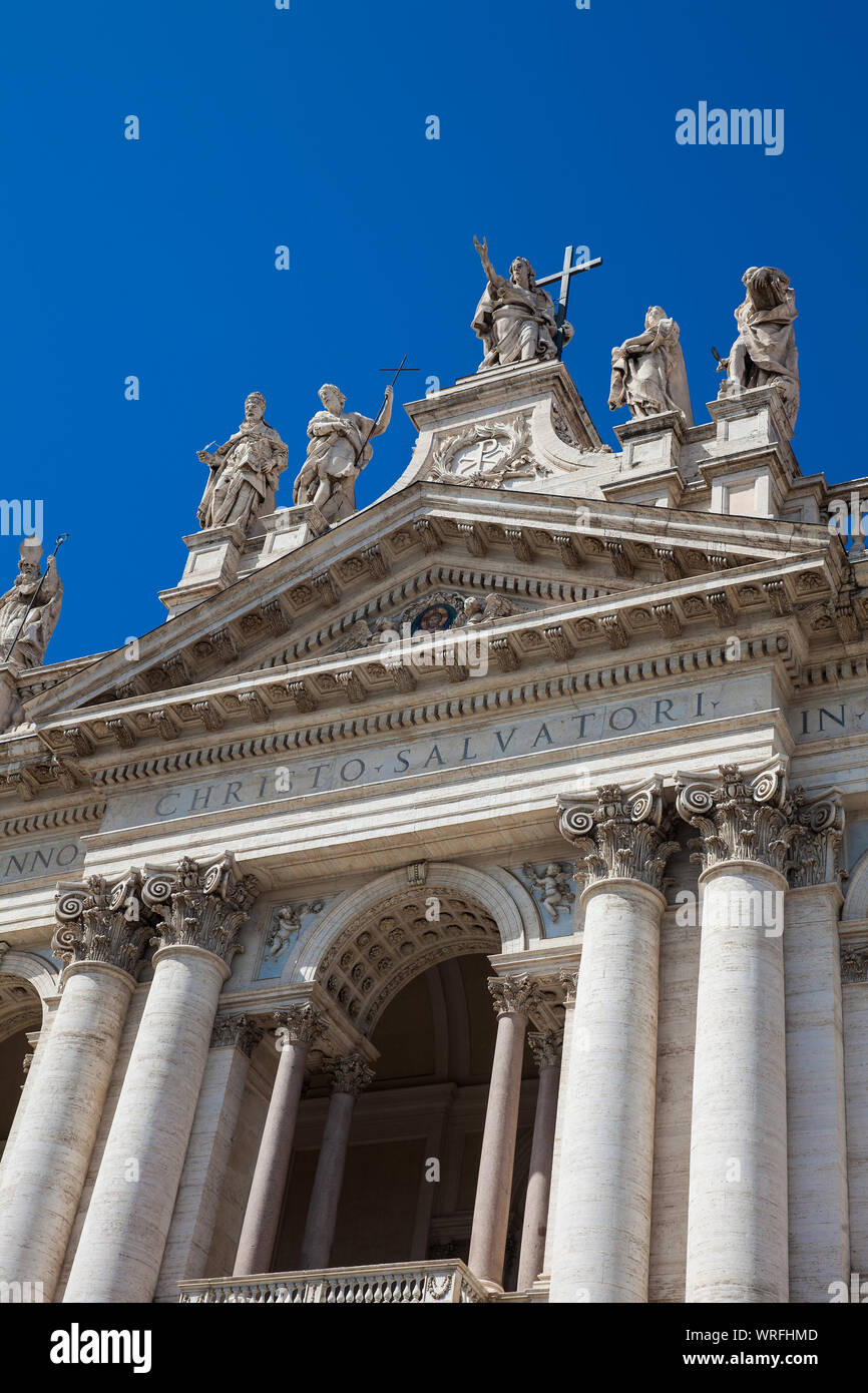 Reich verzierte Fassade des Archbasilica der Lateranbasilika in Rom Stockfoto