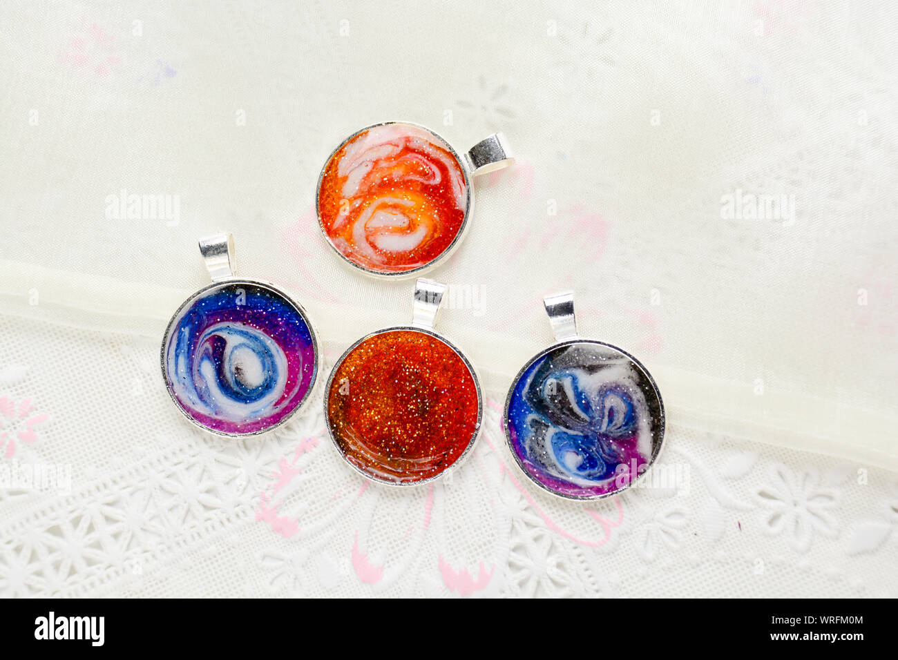 Galaxy trinken Erstellen Achterbahnen mit Harz, Glitter und Pigment Pulver, handgefertigte Produkte. Geeignet für Schlüsselbunde, Halskette und Anhänger. Stockfoto