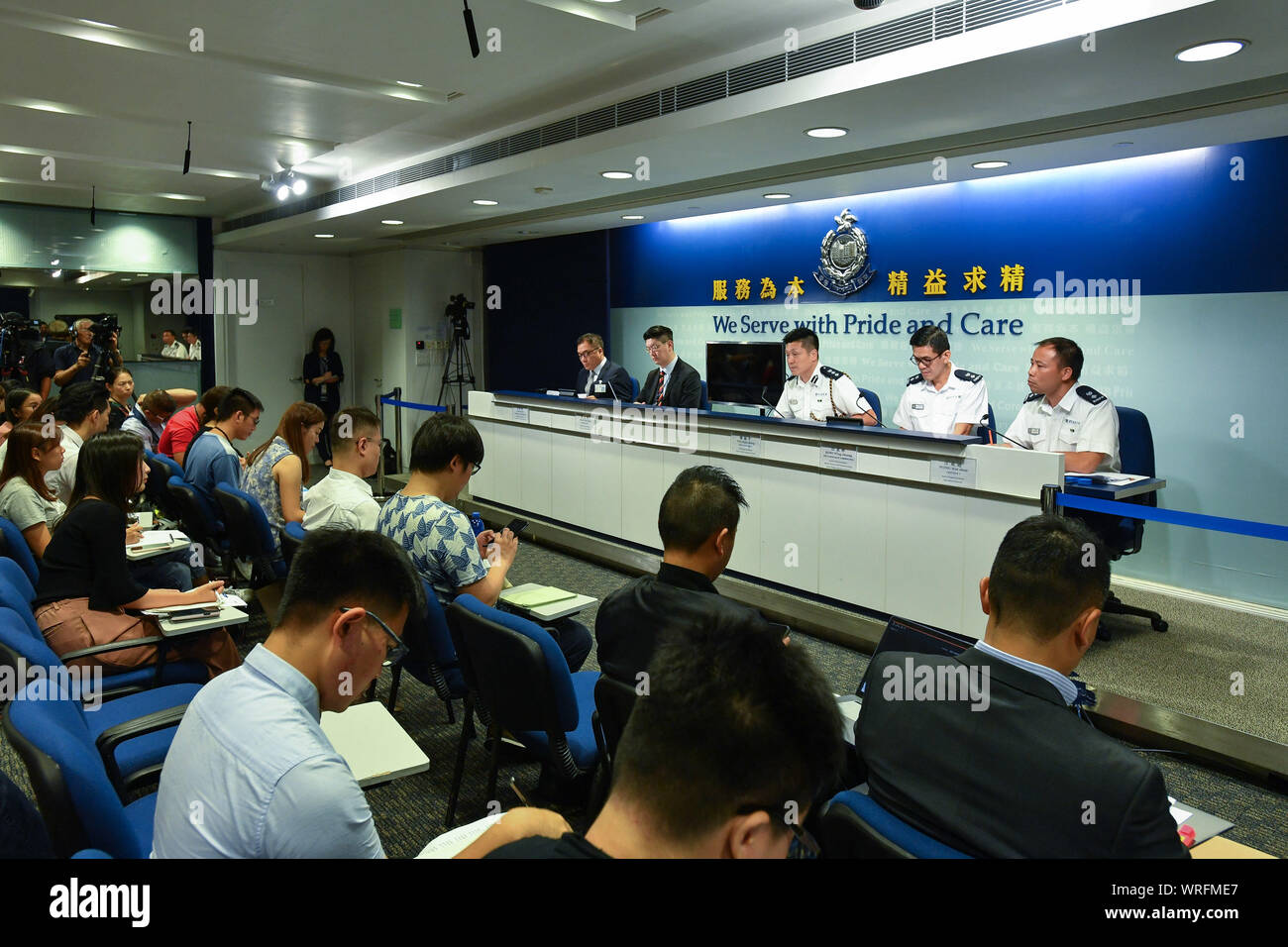 Hong Kong. 10 Sep, 2019. Eine tägliche Pressekonferenz des Hong Kong Polizei befindet sich in der South China Hong Kong, Sept. 10, 2019 statt. Die hongkonger Polizei sagte am Dienstag, 10. Anti-Gewalt Hotlines wurden als die Unruhen startete der dritte Monat eingegeben. Nach Angaben der Polizei sind die Hotlines sind ausschließlich für den Empfang von Anti - Gewalt Informationen, einschließlich Fotos, Audio- und Videoclips über WhatsApp Um bei der Verhinderung und Aufdeckung von Straftaten unterstützen. Credit: Liu Dawei/Xinhua/Alamy leben Nachrichten Stockfoto