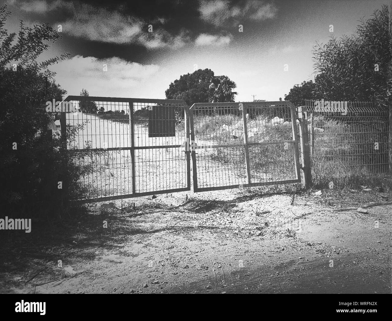 Geschlossen metallischen Gate in eine einsame Gegend Stockfoto