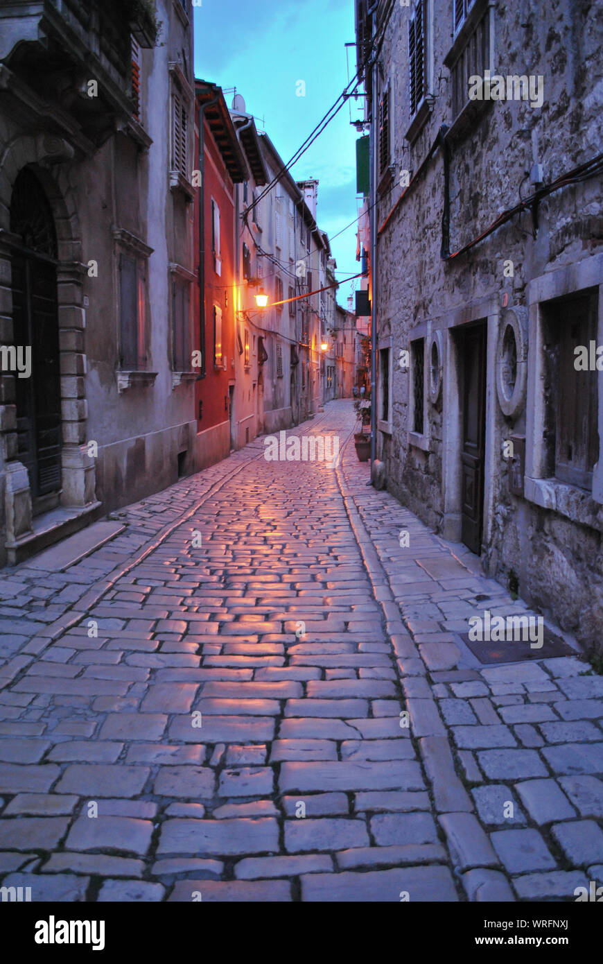 Gepflasterte Gasse in Rovinj, Kroatien, in der Dämmerung. Keine Menschen. Stockfoto