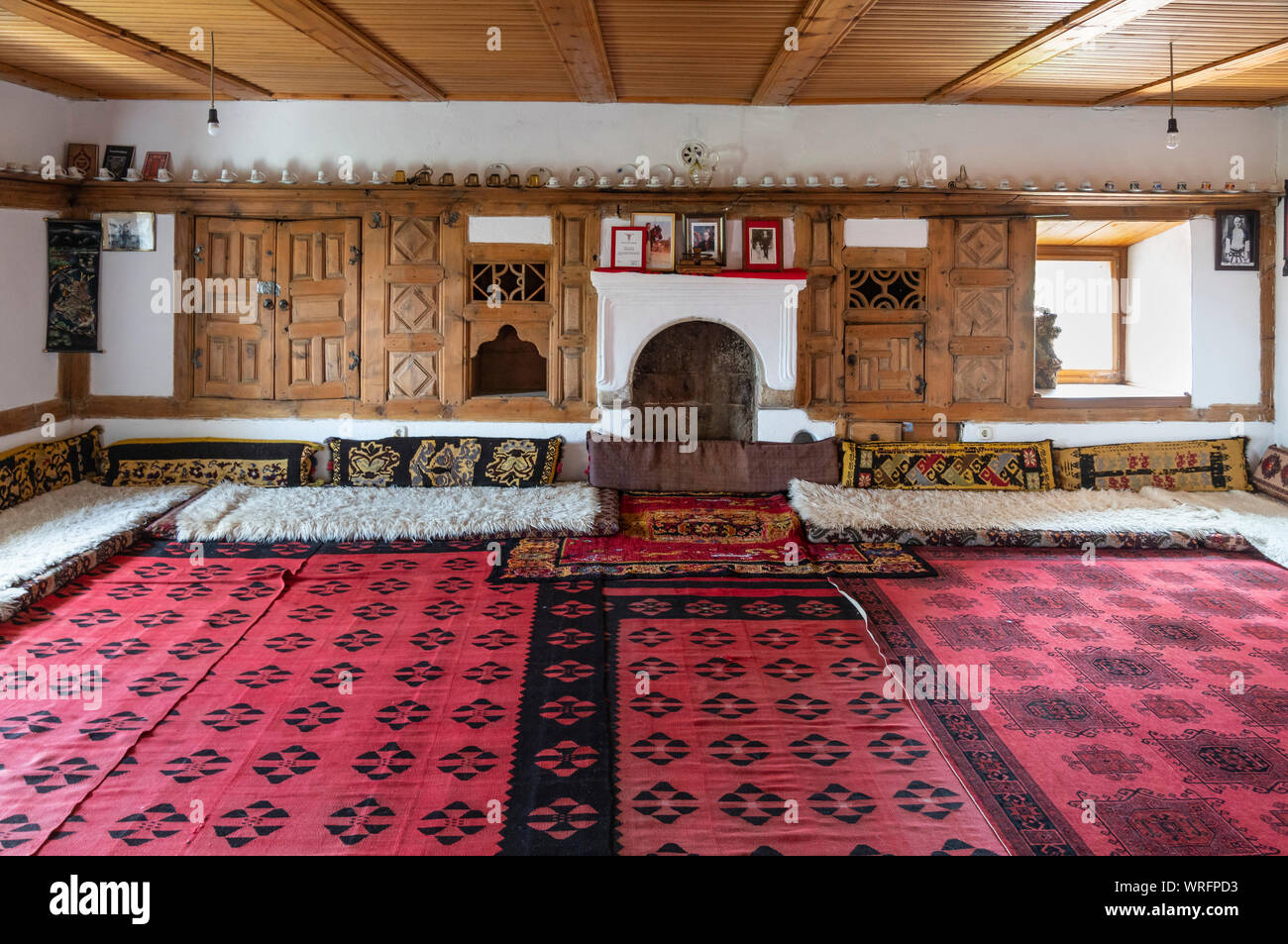 Die Wohnräume in einem traditionellen, aus Stein gebauten, Kosovo kulla oder wehrturm Wohnung, im späten 18. Jahrhundert gebaut und jetzt eine ethnologische mu Stockfoto