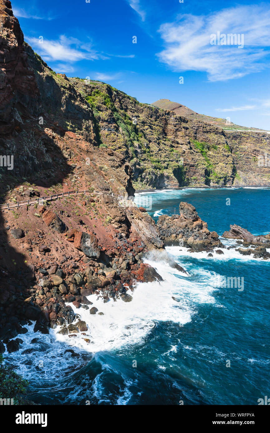 Gefährliche Trail entlang der Klippen nach Playa de Nogales Strand in La Palma, Spanien. Stockfoto