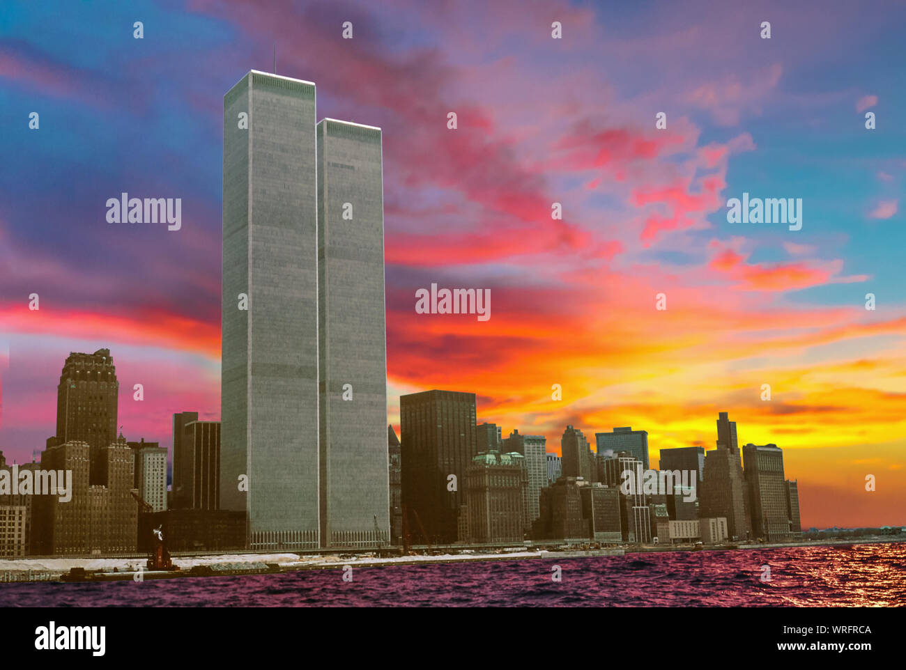 Wahrzeichen der Twin Towers an bunten Sonnenuntergang Himmel. Archivierung und das historische Stadtbild von New York Skyline von New Jersey. Lower Manhattan in New York. Stockfoto