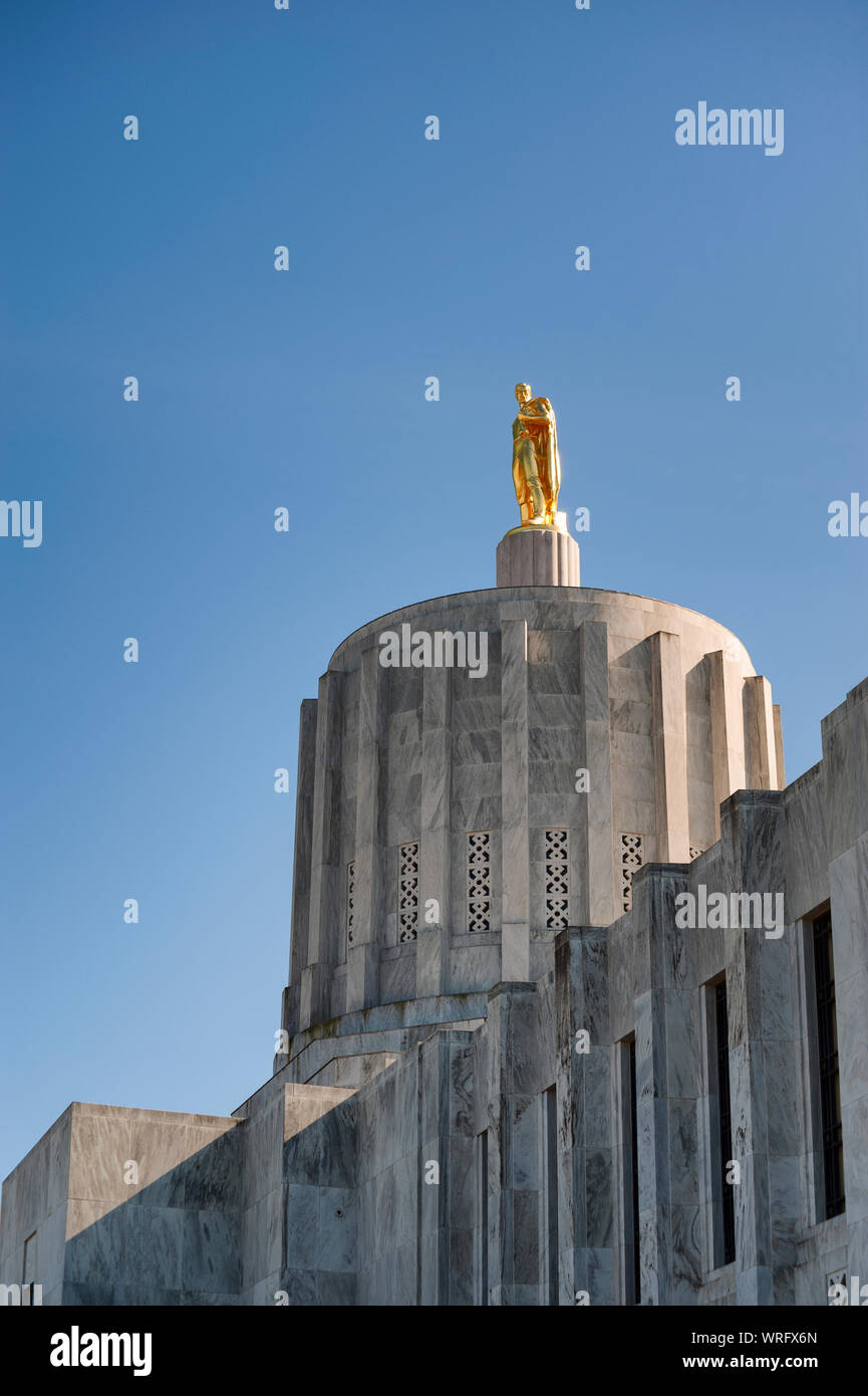 Salem, Oregon, USA - März, 8, 2016: Kuppel mit Statue der Pionier Mann der Oregon Capital Gebäude in Salem. Stockfoto