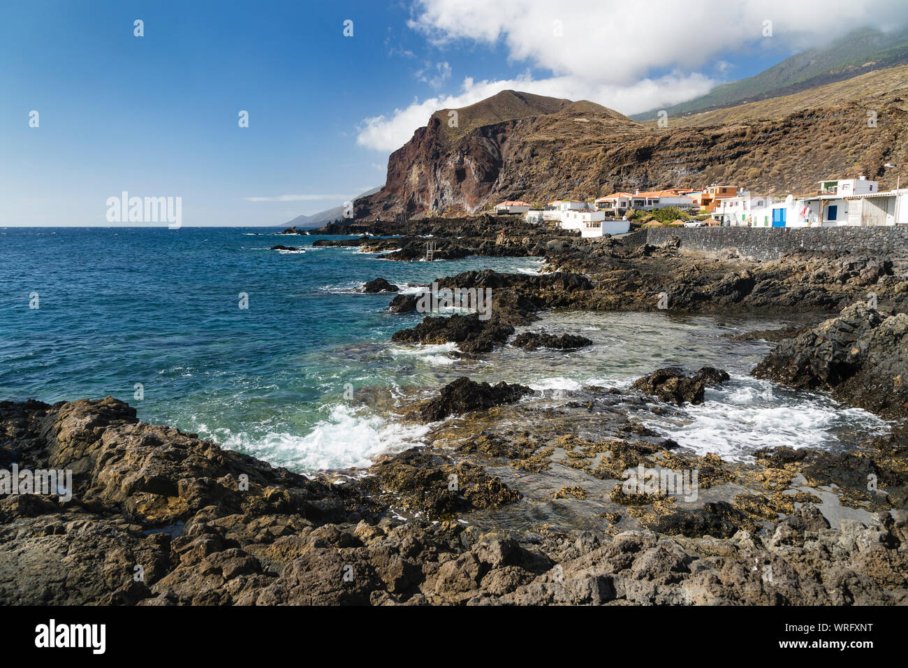 Rocky Lava die Küste und dem Dorf Playa Arenas Blancas im Osten von La Palma, Spanien in der Nähe von Mazo Stockfoto