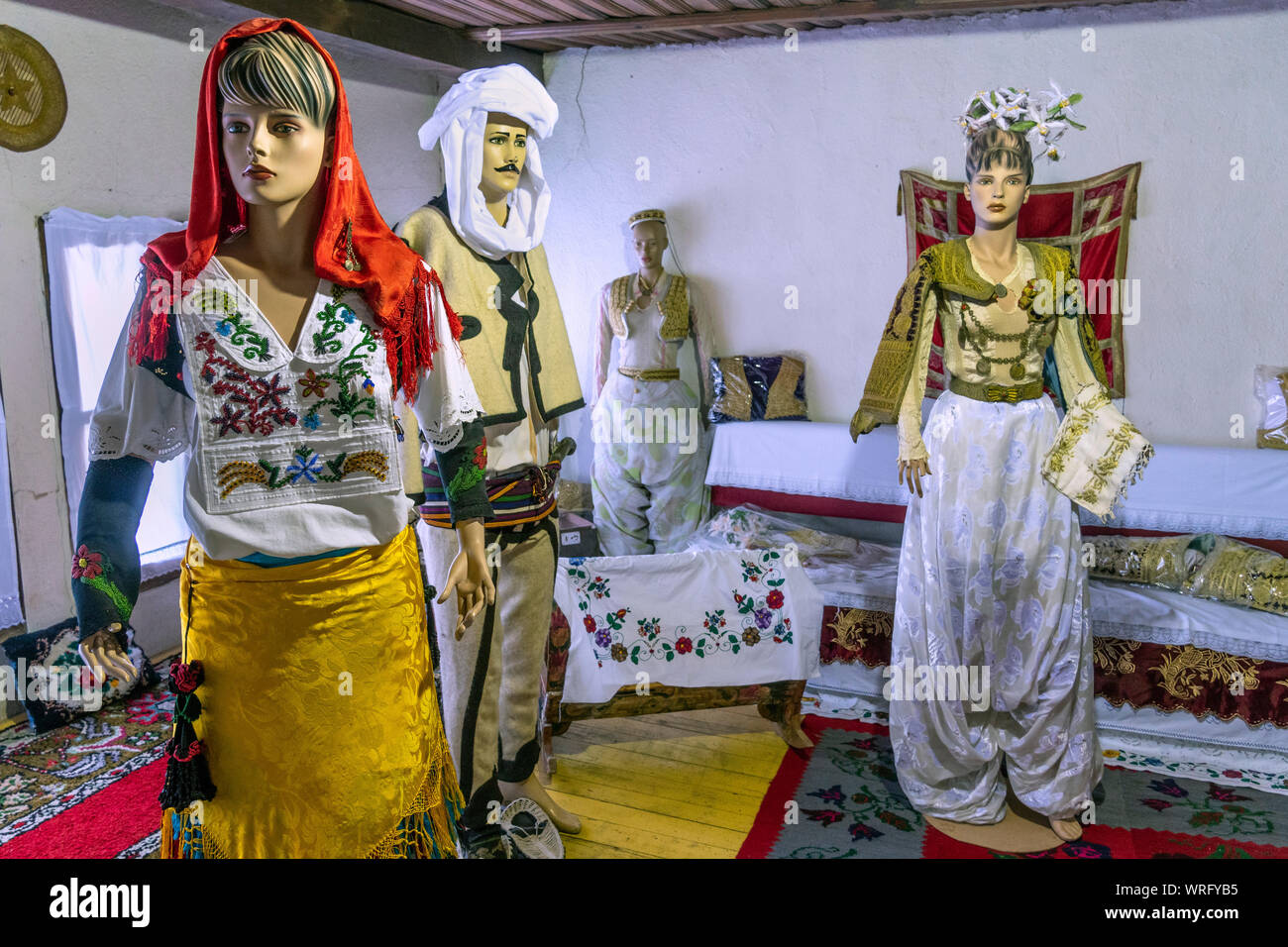 Traditionelle albanische Kostüme und Kunsthandwerk auf der Ethnolocical Museum der Stadt Pec (Peja) in der Republik Kosovo, im zentralen Bal Stockfoto
