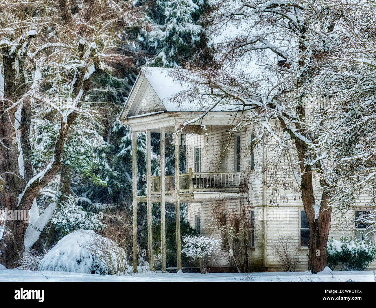 Der Schnee deckt dieses einst stattlichen Haus ihrer glorreichen Tage von Fein artechical Design der Vergangenheit aufgegeben. Stockfoto