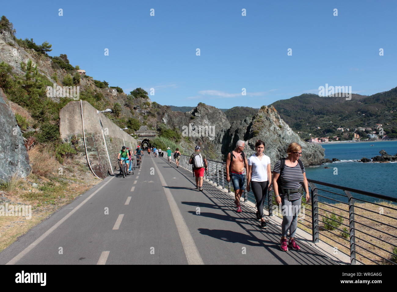 Touristen laufen Sie entlang der berühmten 'Liebhaber Pathway" in der Nähe von Levanto in fünf Länder Nationalpark, Italien Stockfoto