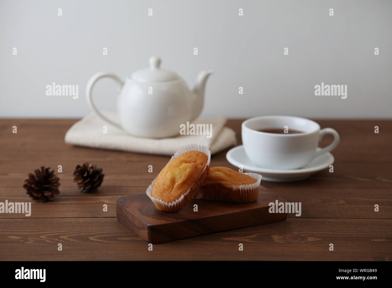 Cup Cakes auf hölzernen Tisch mit Kaffee Pot Schale isoliert Stockfoto