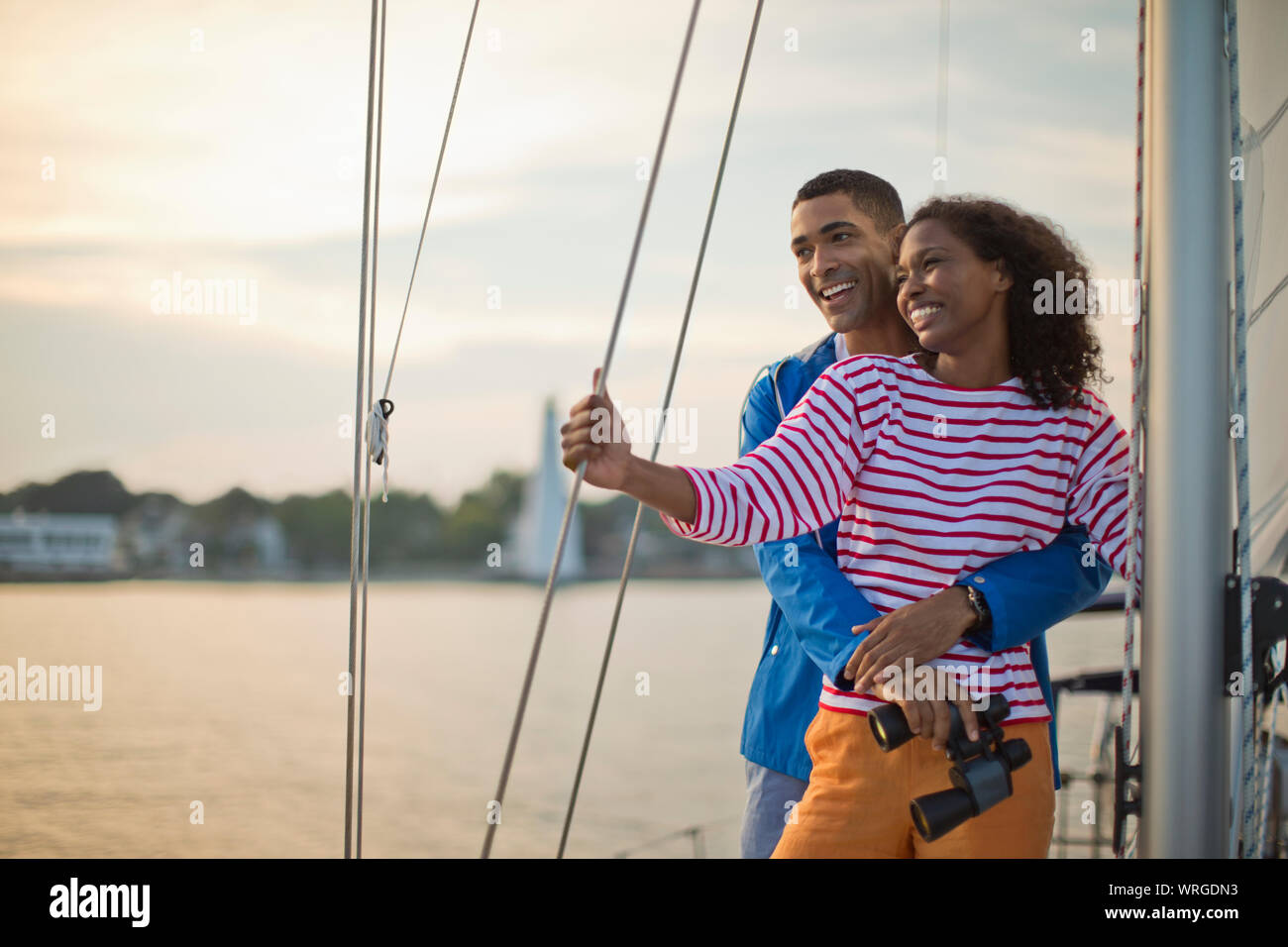 Lächelnden jungen Paar, das auf einem Segelboot. Stockfoto
