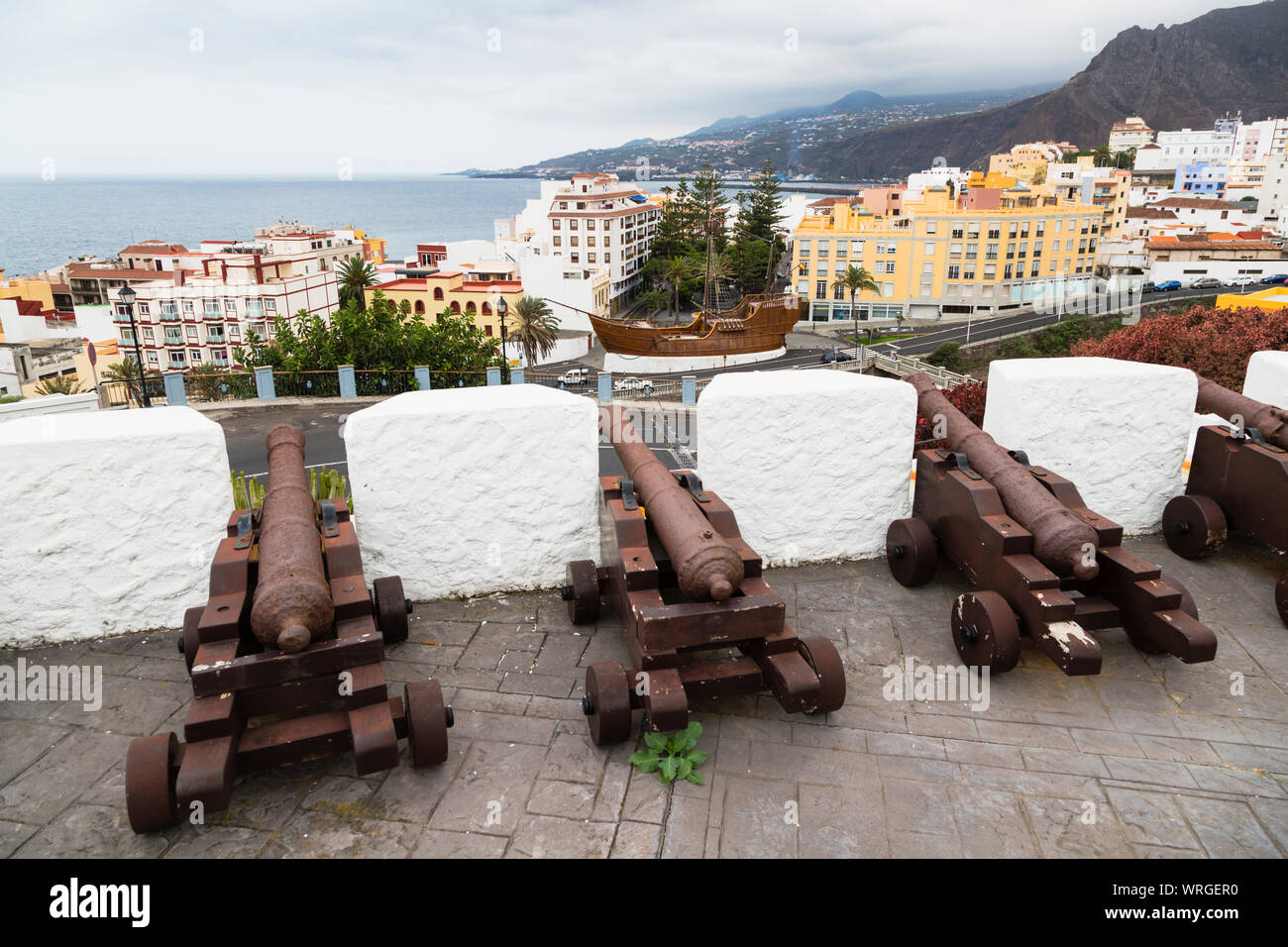 Blick vom Castillo de la Virgen in Santa Cruz de la Palma, Spanien, mit Kanonen in den Vordergrund. Stockfoto