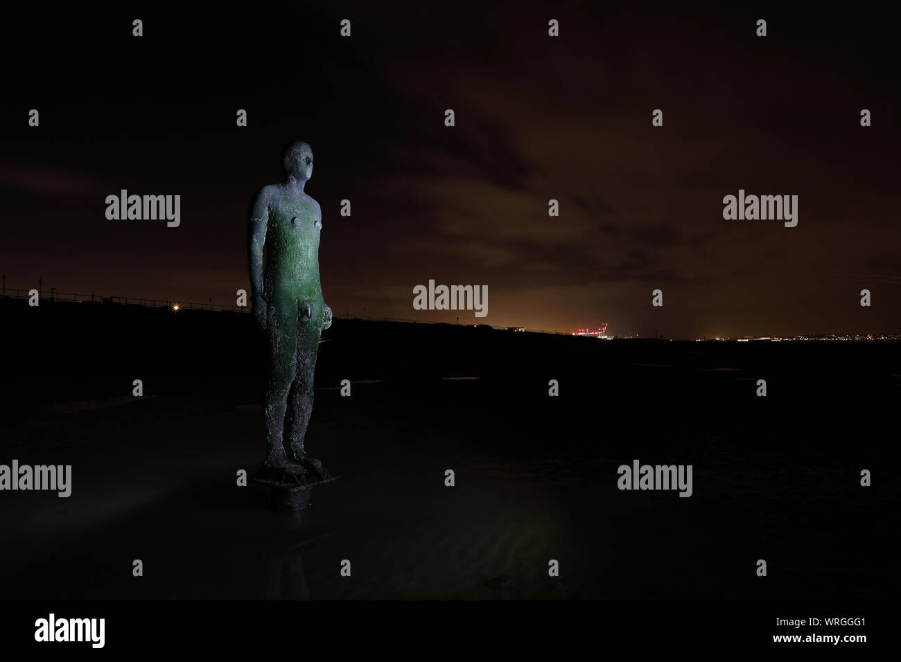 Gormley Statue, Crosby Strand, bei Nacht Stockfoto