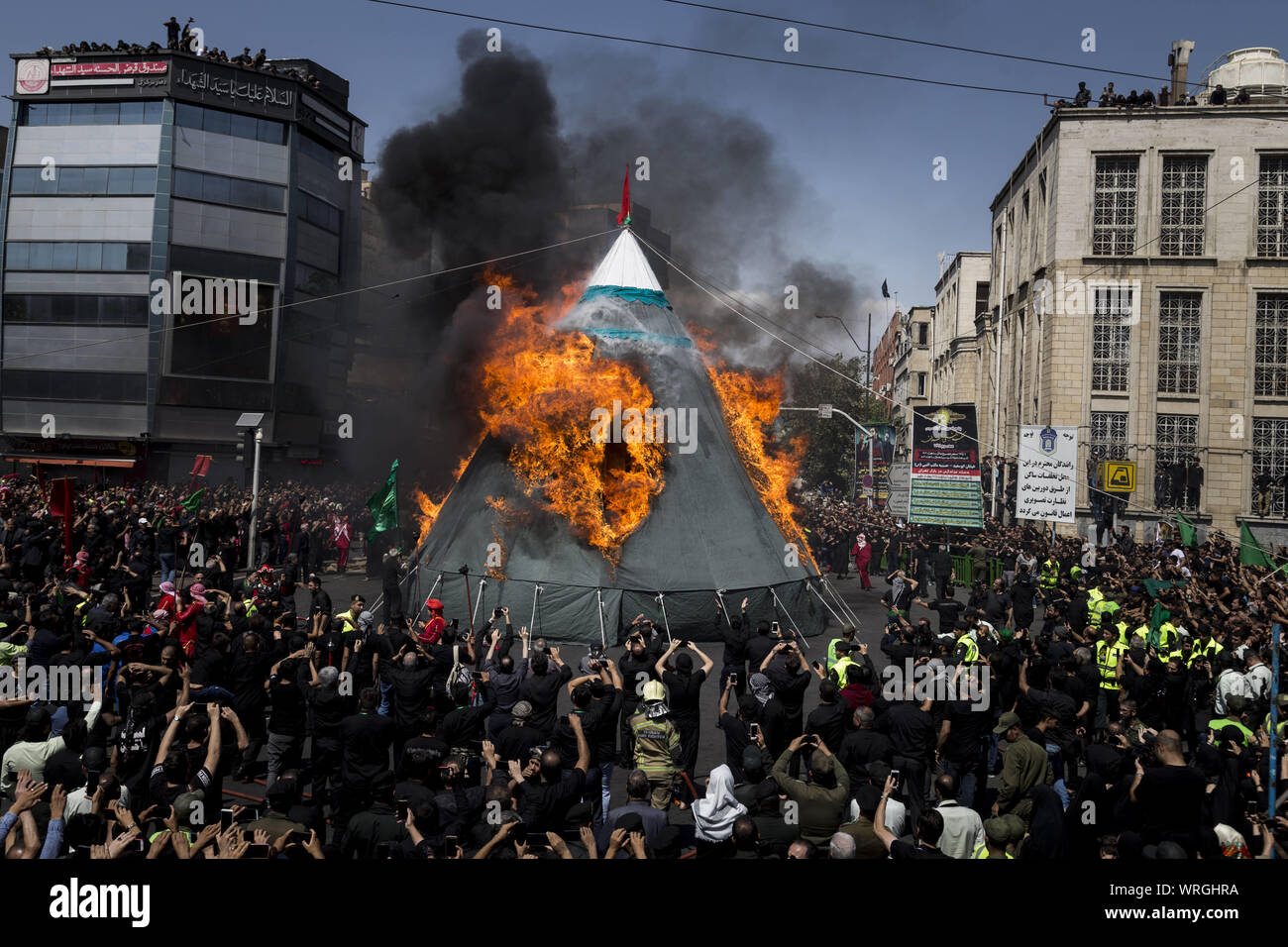 Teheran, Teheran, Iran. 10 Sep, 2019. Iraner brennen ein Zelt, wie Sie an der Ashura Zeremonien in Teheran, Iran. Die ashura Tag gedenkt dem Tod Jubiläum des dritten Schiitischen Imam Hussein, der war der Enkel von muslimischen Propheten Muhammed. Ashura ist der Höhepunkt der zehn Tage der Trauer, wenn schiitische Muslime trauern um den Tod von Imam Hussein, deren Heiligtum ist in Kerbala im Süden des Irak. Credit: rouzbeh Fouladi/ZUMA Draht/Alamy leben Nachrichten Stockfoto