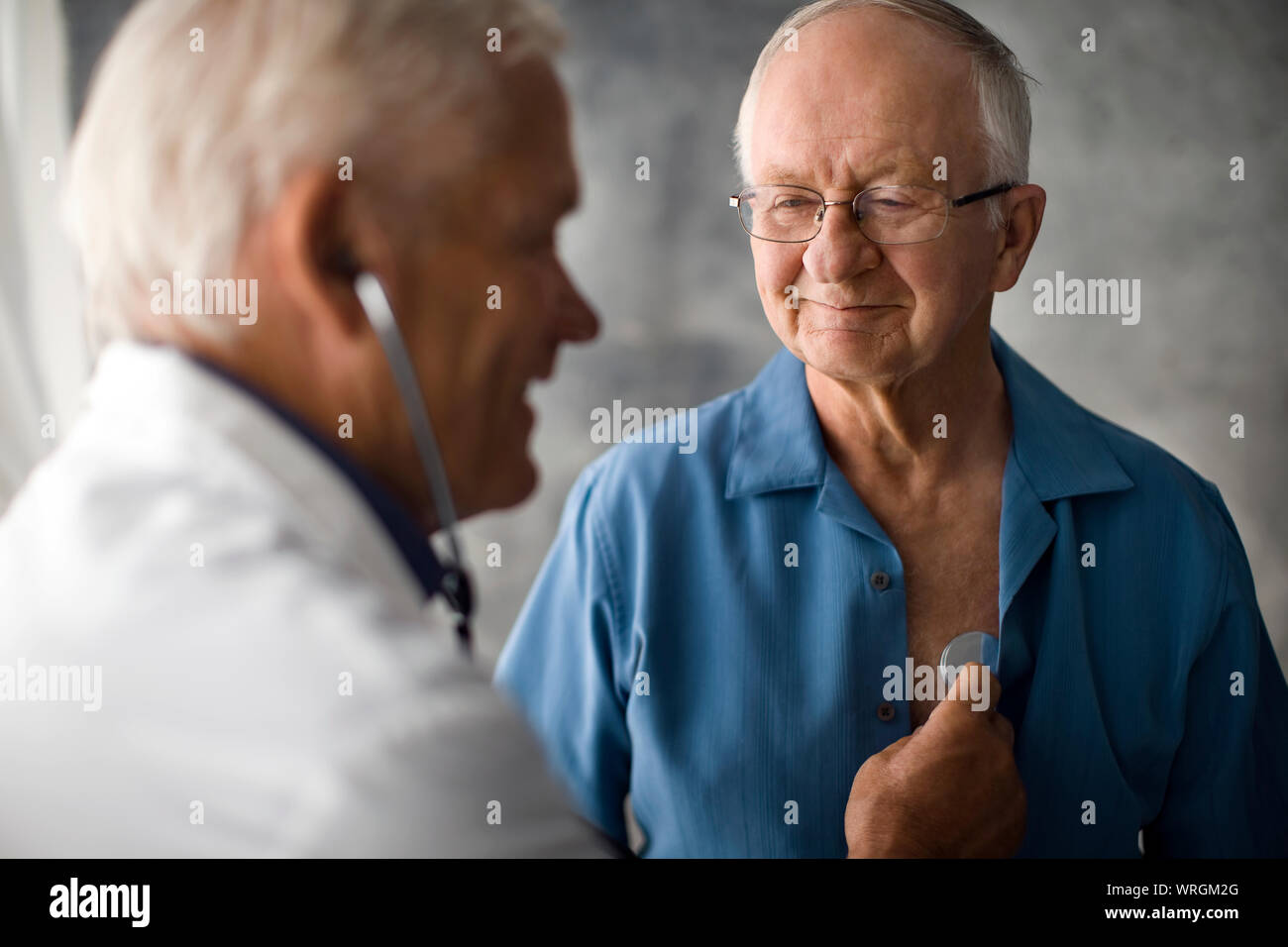 Arzt hören auf der Brust ein älterer Patient mit einem Stethoskop. Stockfoto