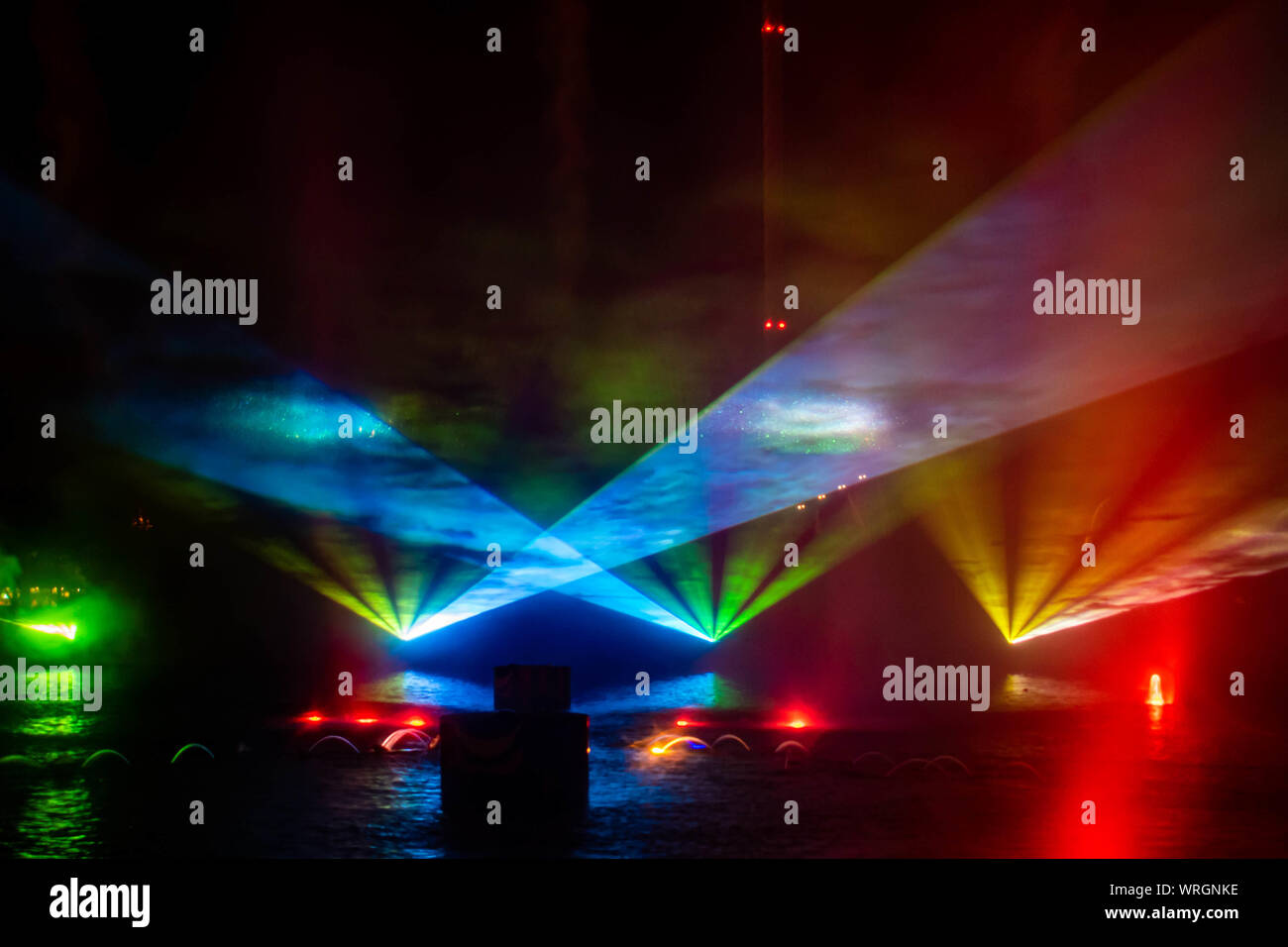 Orlando, Florida. August 23, 2019. Elektrische Ozean ist saisonal Feuerwerk auf der Seven Seas Lagune mit Feuerwerk, Tanz Brunnen, und Nebel scre Stockfoto