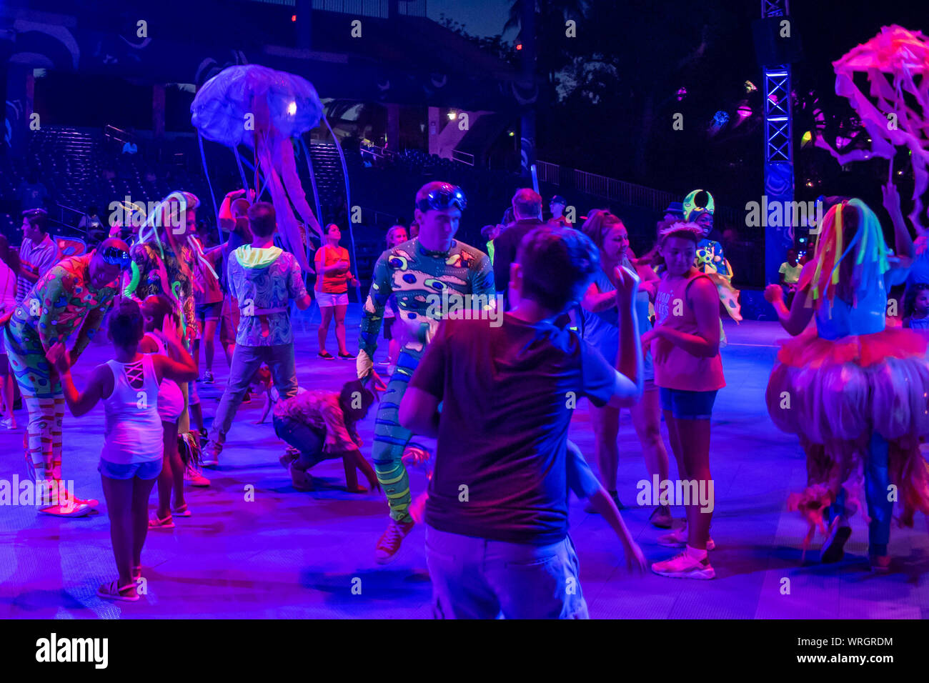 Orlando, Florida. August 23, 2019. Leute genießen Club Sea Glow familienfreundliche Dance Party in elektrischen Ocean in Seaworld Stockfoto