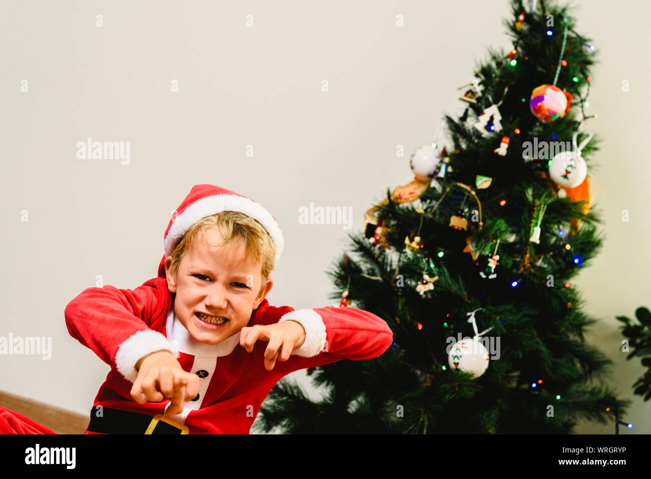 Baby trug santa, die weihnachtskugel hält -Fotos und -Bildmaterial in hoher  Auflösung – Alamy