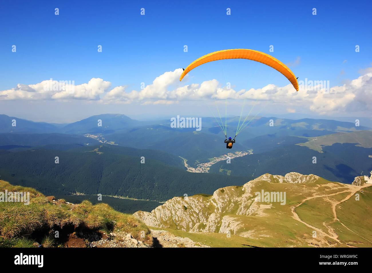 Eine Person mit gelben Gleitschirm fliegen Stockfoto