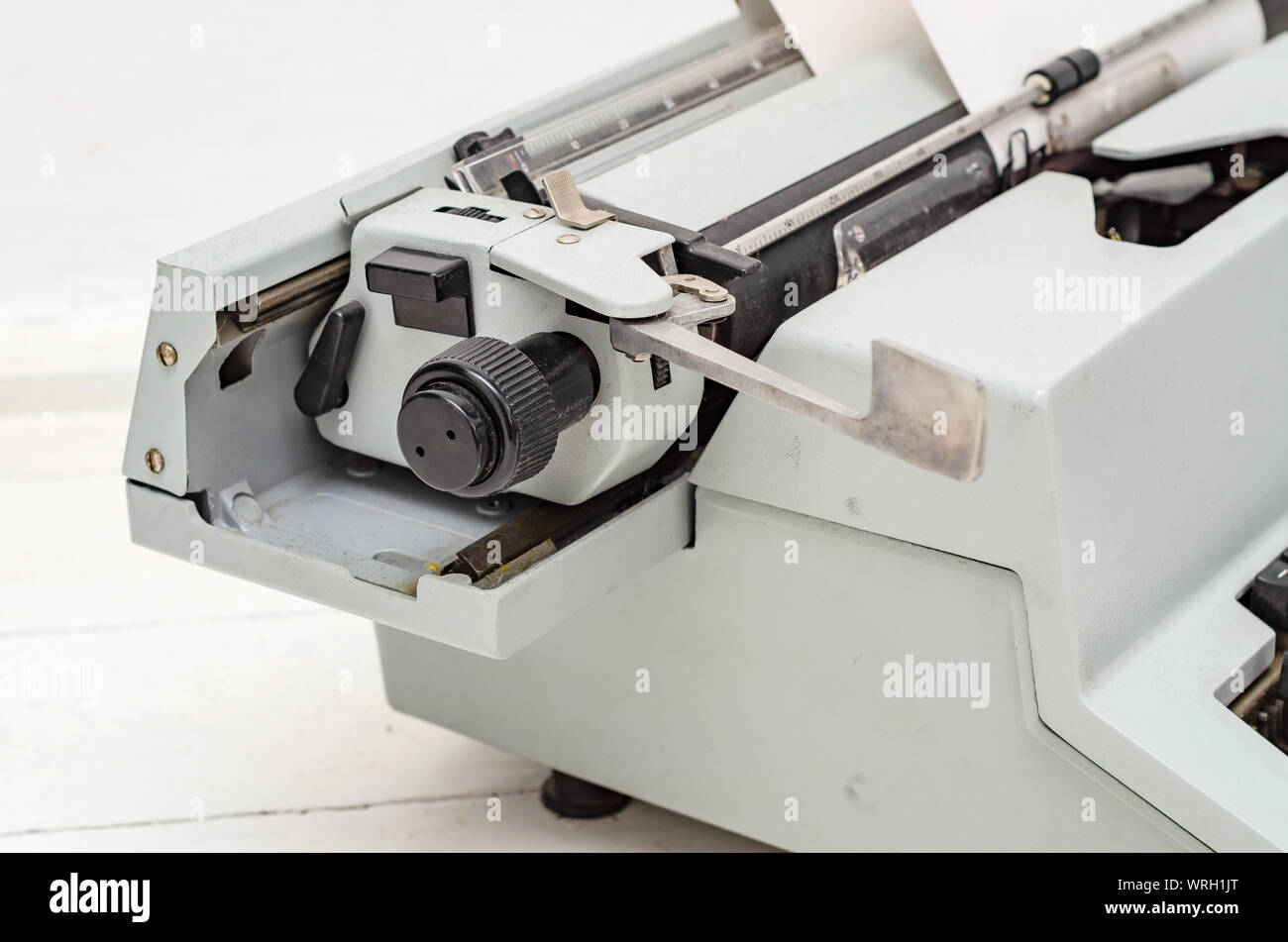 Papier ist in der Welle von einer mechanischen Schreibmaschine geladen. Stockfoto