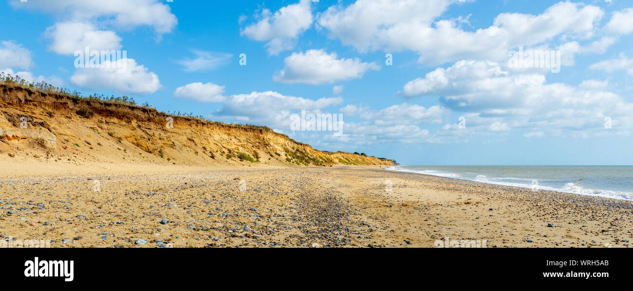 Covehithe Strand mit Erodieren Sandsteinfelsen in Suffolk UK Stockfoto