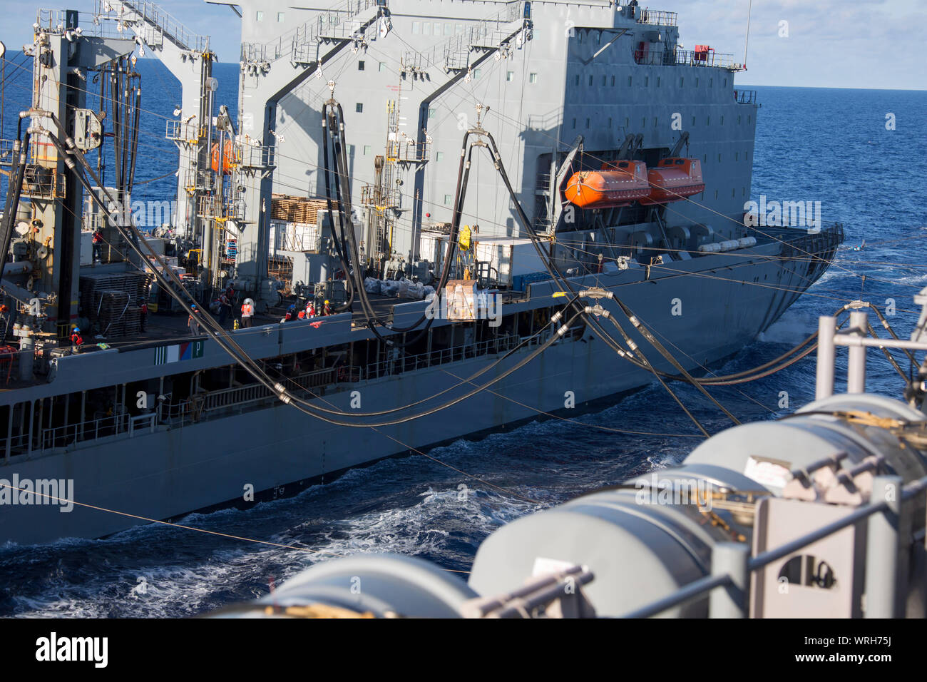 Us-Marine Amphibious Assault ship USS Bataan (LL 5) führt eine Auffüllung auf See (RAS) mit einem Schiff der US-Marine im Atlantik, Sept. 9, 2019. Ein RAS-Methode ist der Schiffe unterwegs aufzufüllen, ihre Arbeiten fortzusetzen. (U.S. Marine Corps Foto von Cpl. Tanner Seims) Stockfoto