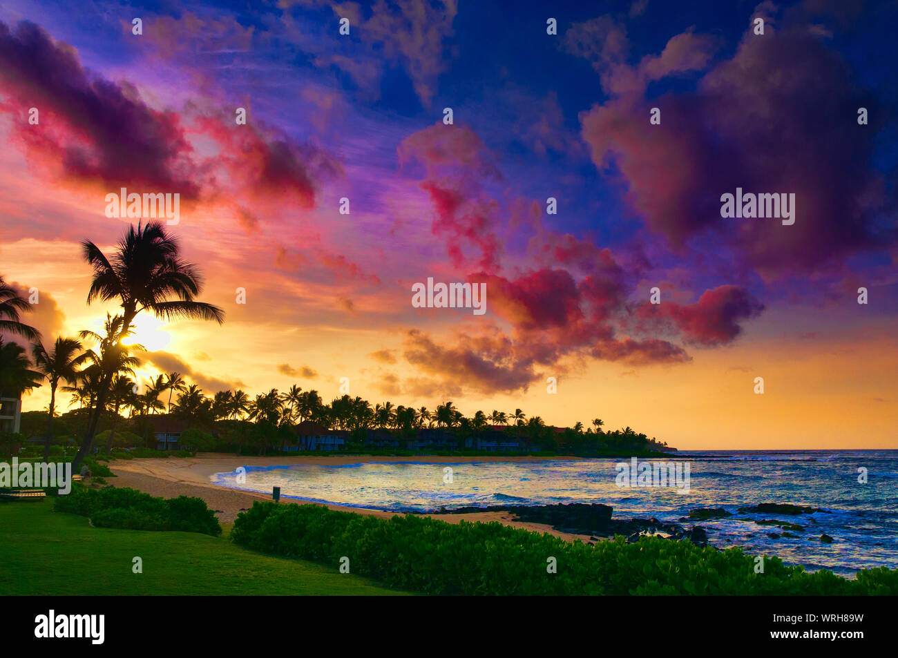 Einen spektakulären Sonnenuntergang über dem Pazifischen Ozean Beach auf Kauai, Hawaii, USA Stockfoto